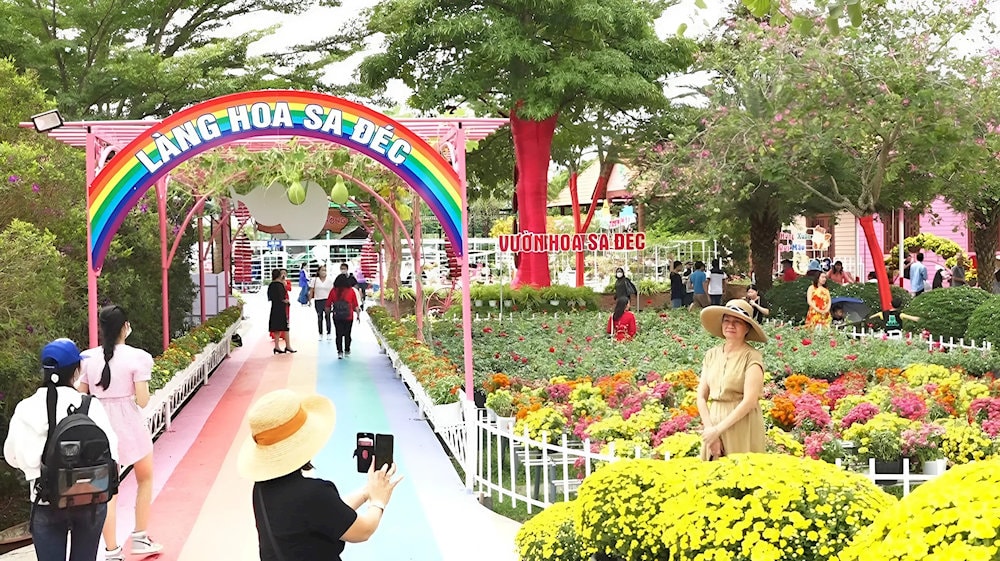 Làng hoa Sa Đéc tọa lạc ngay gần trung tâm thành phố Sa Đéc, tỉnh Đồng Tháp
